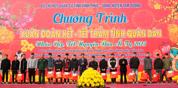 Phó Bí thư Thường trực Tỉnh ủy Bùi Huy Vĩnh dự chương trình “Xuân đoàn kết - Tết thắm tình quân dân”